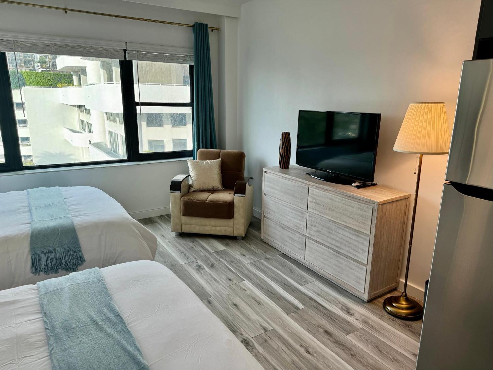 Directly On The Beach With Pool & Parking ไมอามีบีช ภายนอก รูปภาพ