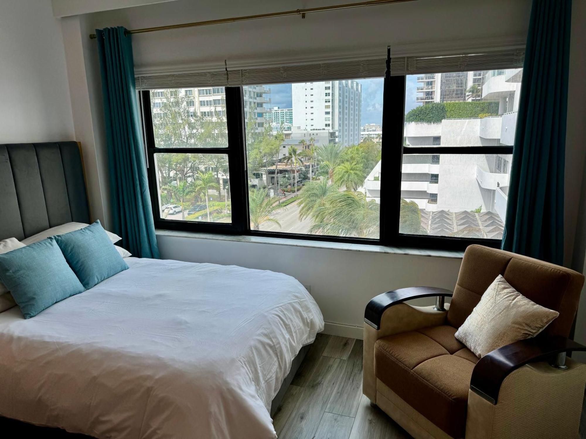 Directly On The Beach With Pool & Parking ไมอามีบีช ภายนอก รูปภาพ