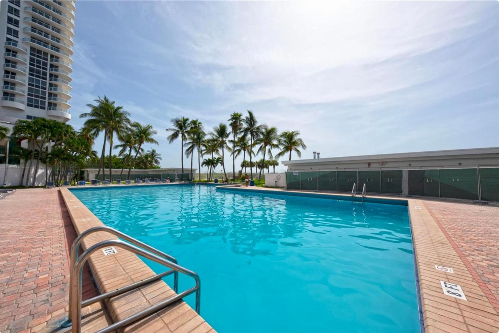 Directly On The Beach With Pool & Parking ไมอามีบีช ภายนอก รูปภาพ