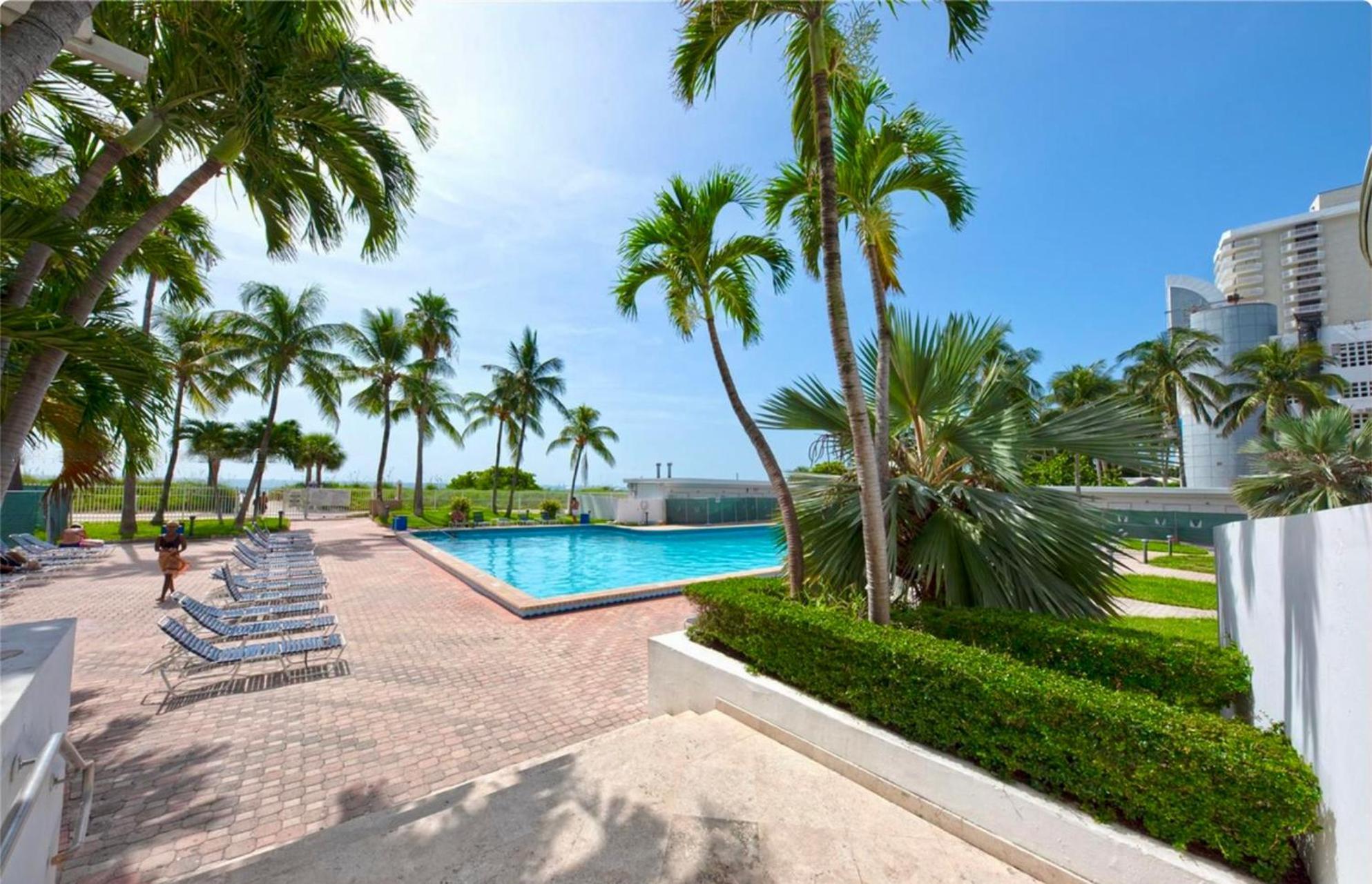 Directly On The Beach With Pool & Parking ไมอามีบีช ภายนอก รูปภาพ
